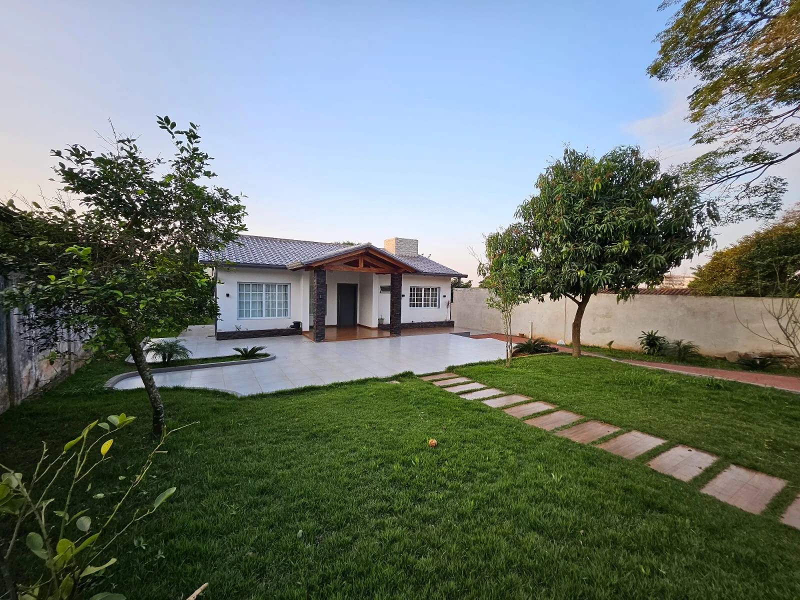 Hermosa casa frente al mar con acceso privado a la playa y piscina.