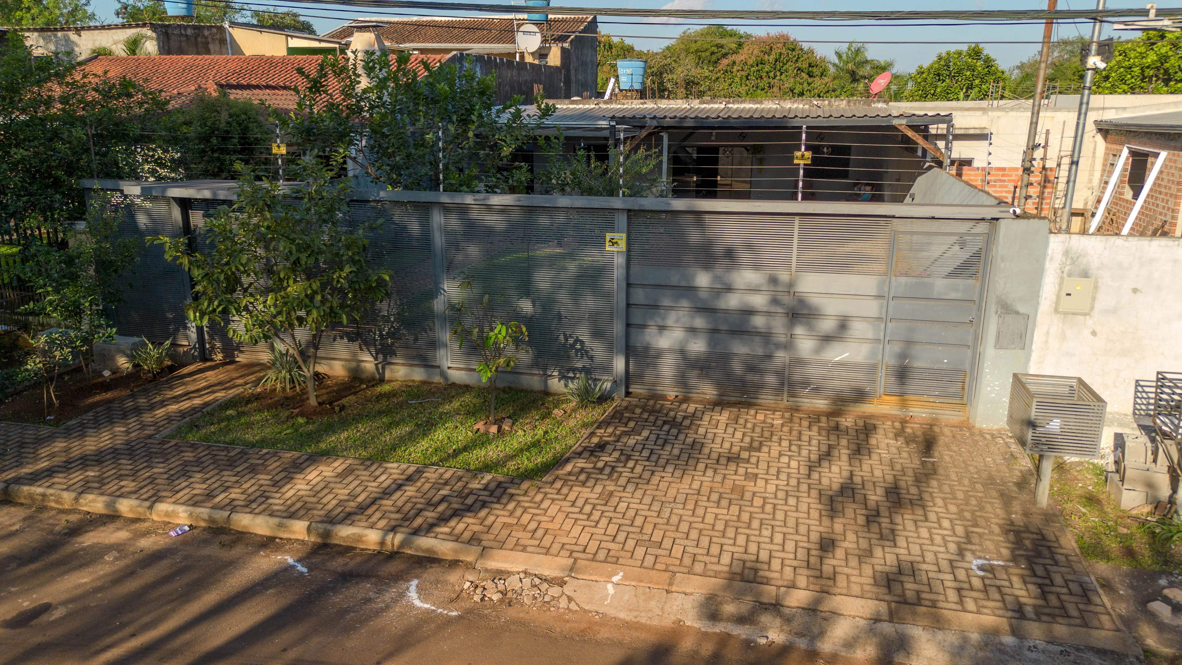 Hermosa casa frente al mar con acceso privado a la playa y piscina.