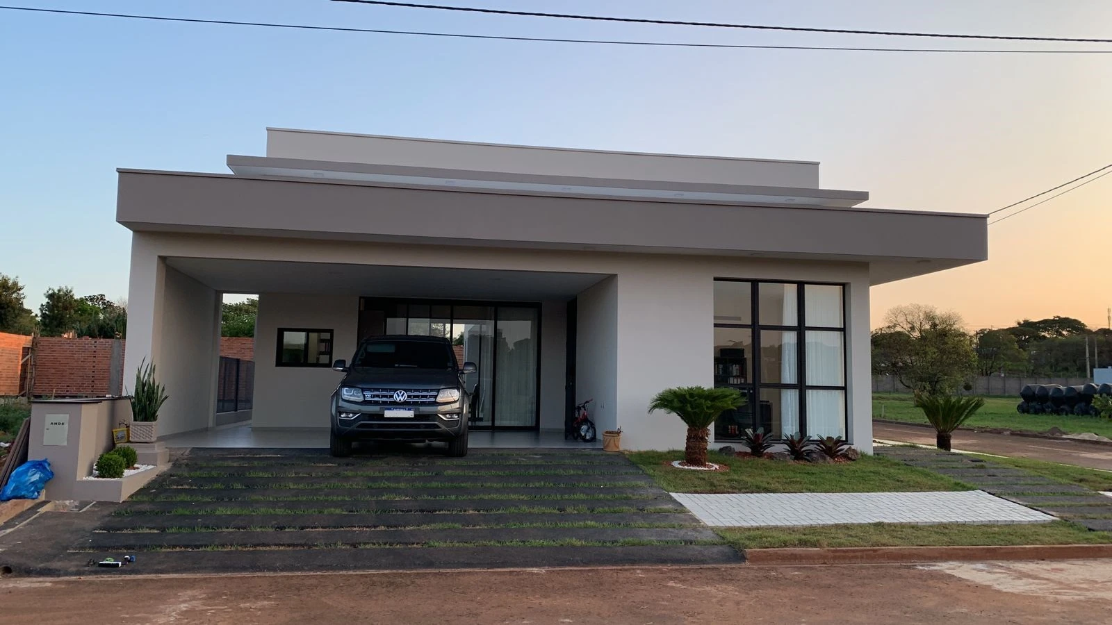 Hermosa casa frente al mar con acceso privado a la playa y piscina.