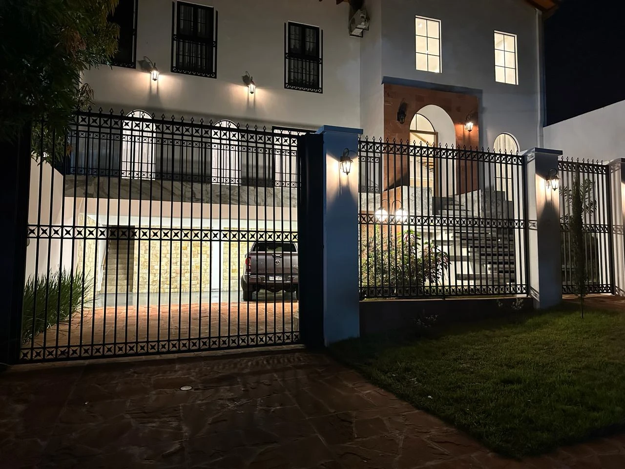 Hermosa casa frente al mar con acceso privado a la playa y piscina.