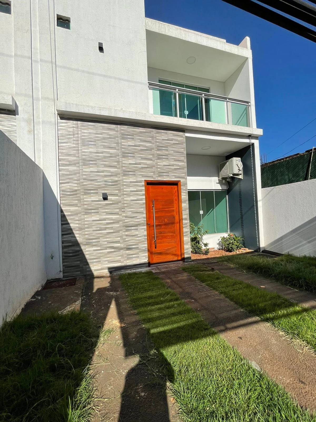 Hermosa casa frente al mar con acceso privado a la playa y piscina.