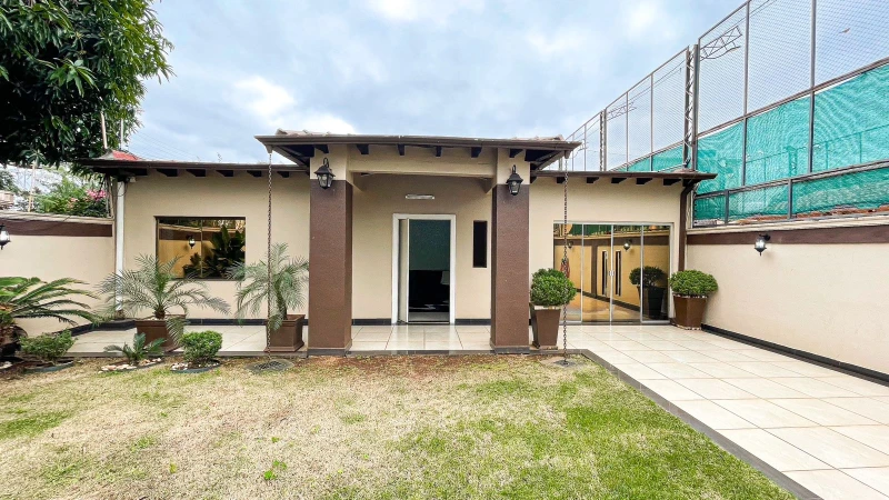 Hermosa casa frente al mar con acceso privado a la playa y piscina.