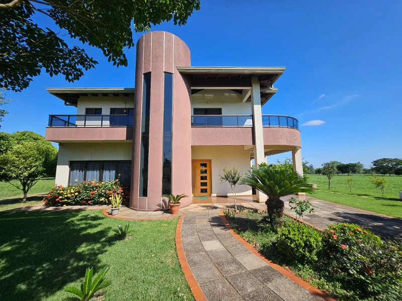 Hermosa casa frente al mar con acceso privado a la playa y piscina.