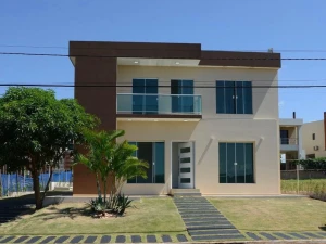 Hermosa casa frente al mar con acceso privado a la playa y piscina.