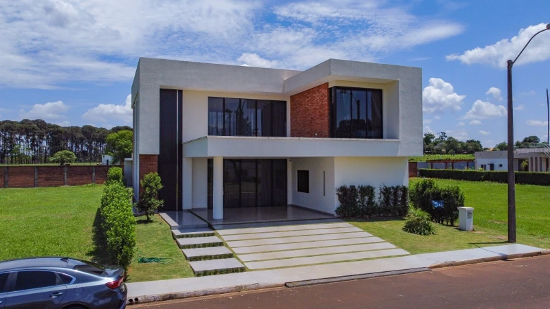 Hermosa casa frente al mar con acceso privado a la playa y piscina.