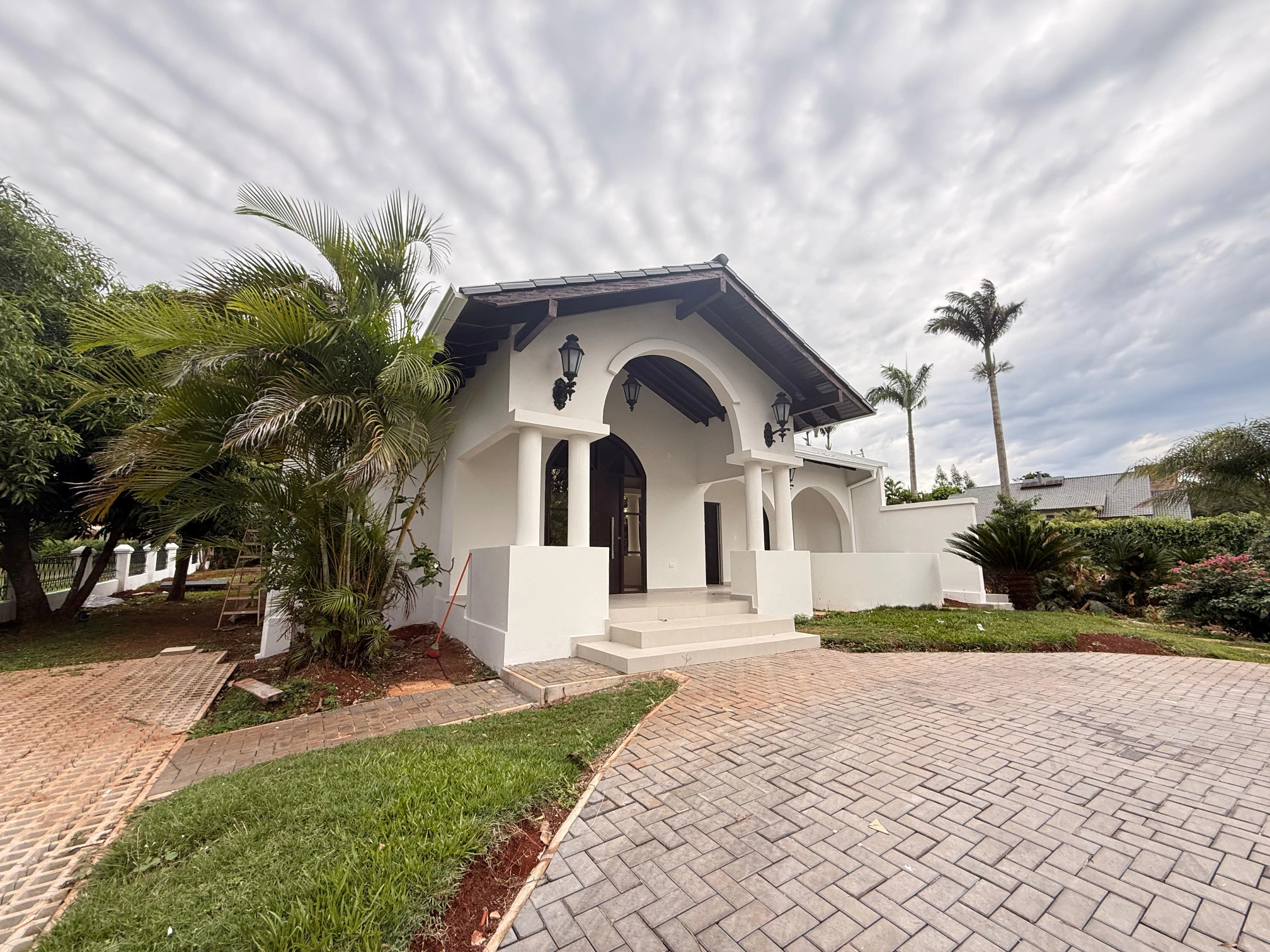 Hermosa casa frente al mar con acceso privado a la playa y piscina.