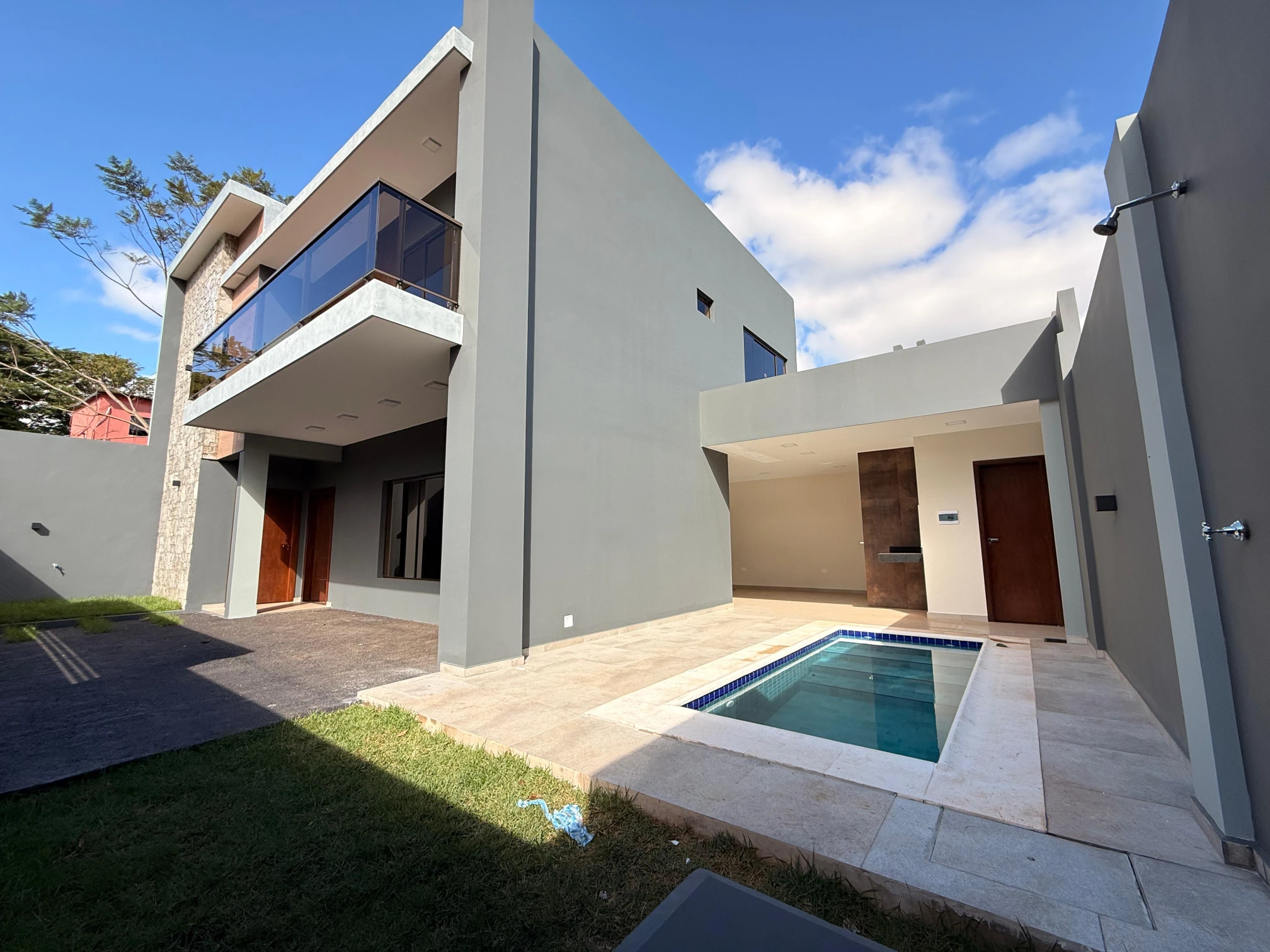 Hermosa casa frente al mar con acceso privado a la playa y piscina.