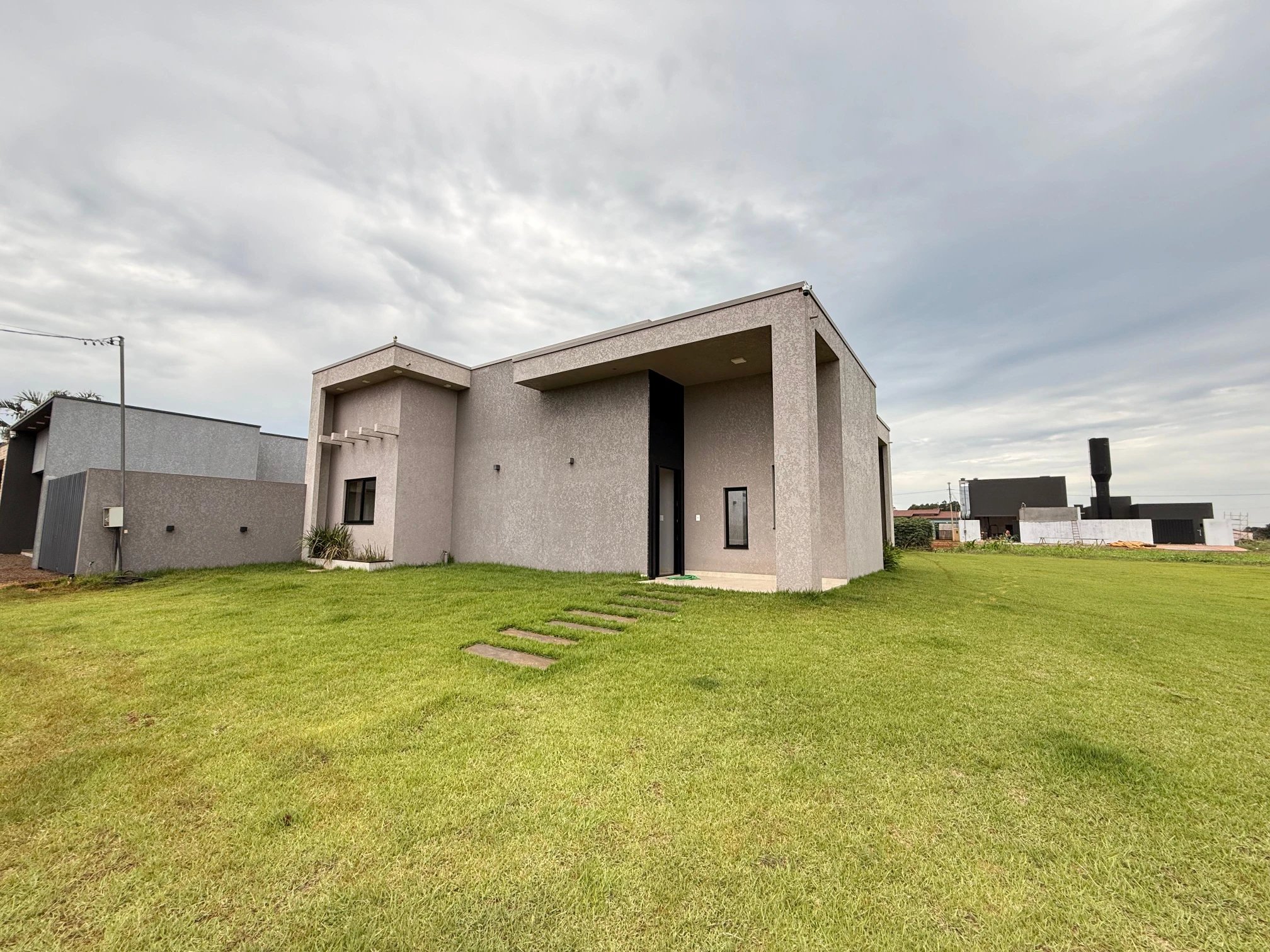 Hermosa casa frente al mar con acceso privado a la playa y piscina.