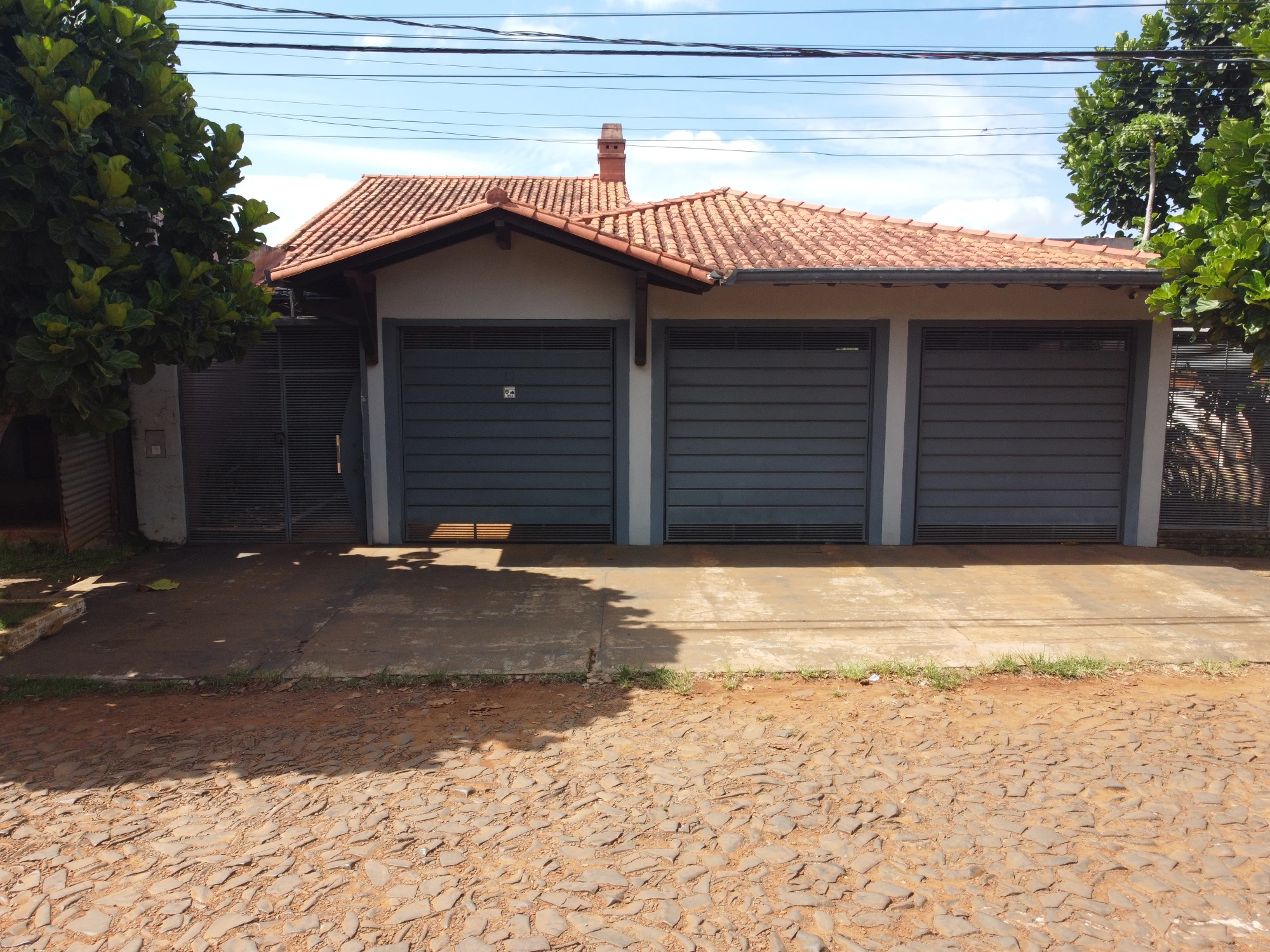Hermosa casa frente al mar con acceso privado a la playa y piscina.