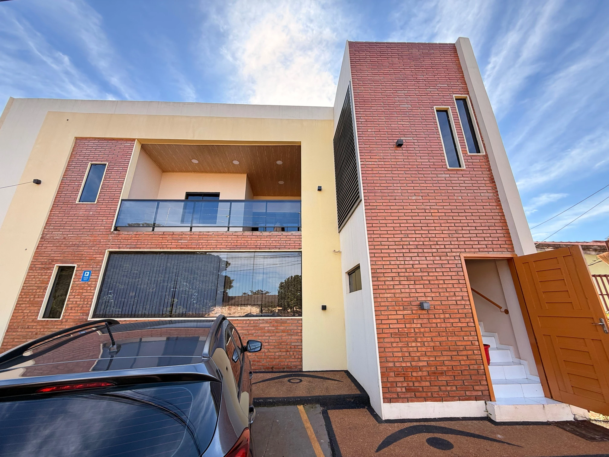 Hermosa casa frente al mar con acceso privado a la playa y piscina.