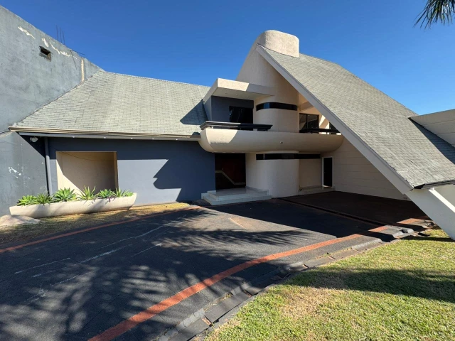 Hermosa casa frente al mar con acceso privado a la playa y piscina.