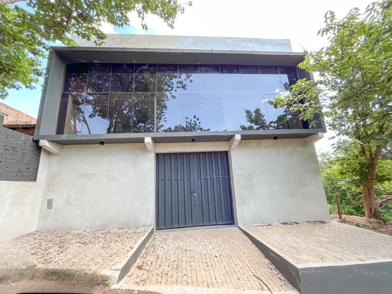 Hermosa casa frente al mar con acceso privado a la playa y piscina.