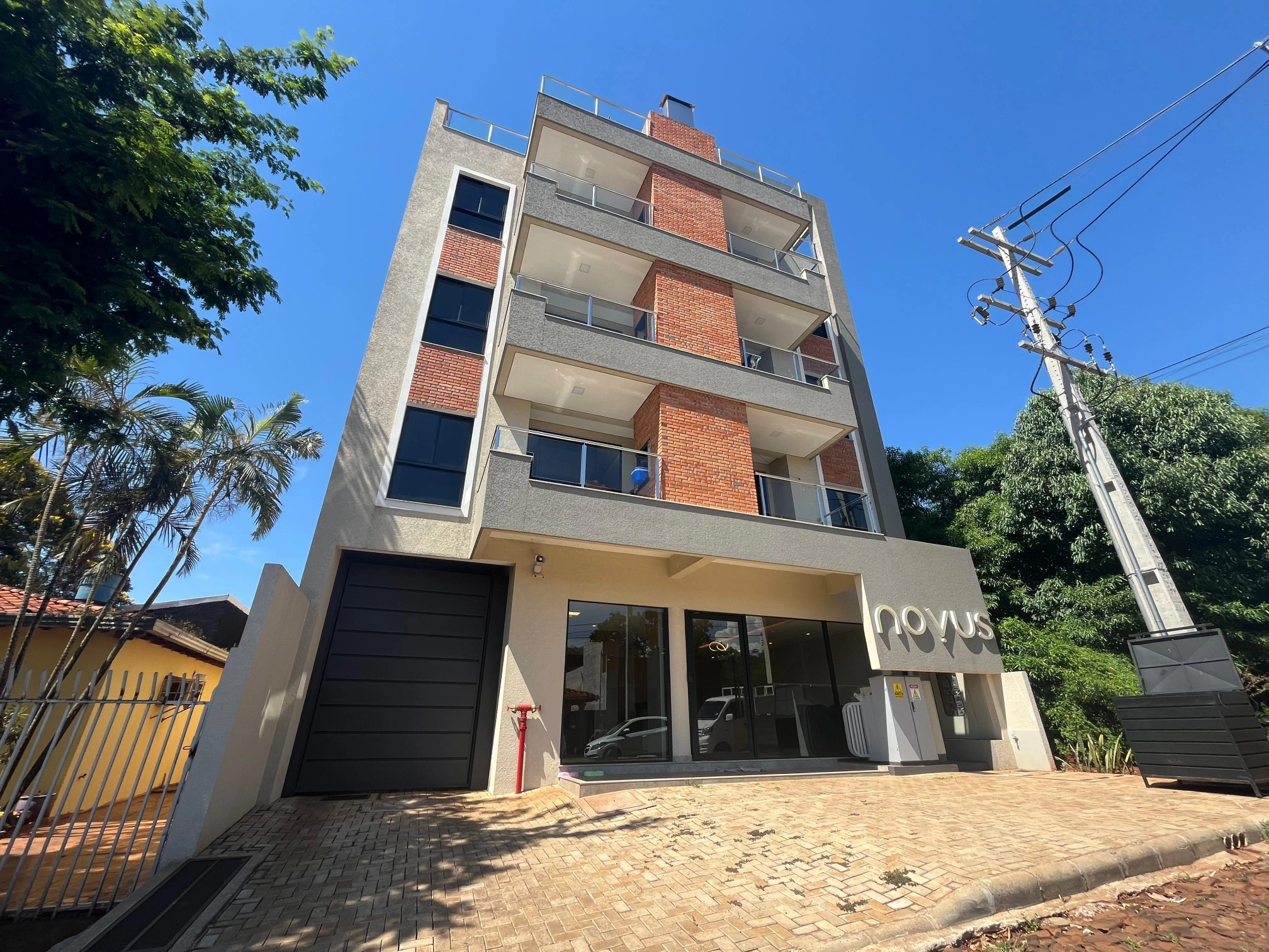 Hermosa casa frente al mar con acceso privado a la playa y piscina.