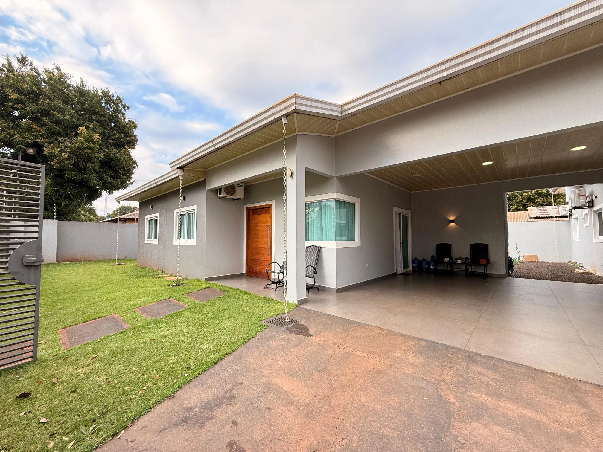 Hermosa casa frente al mar con acceso privado a la playa y piscina.