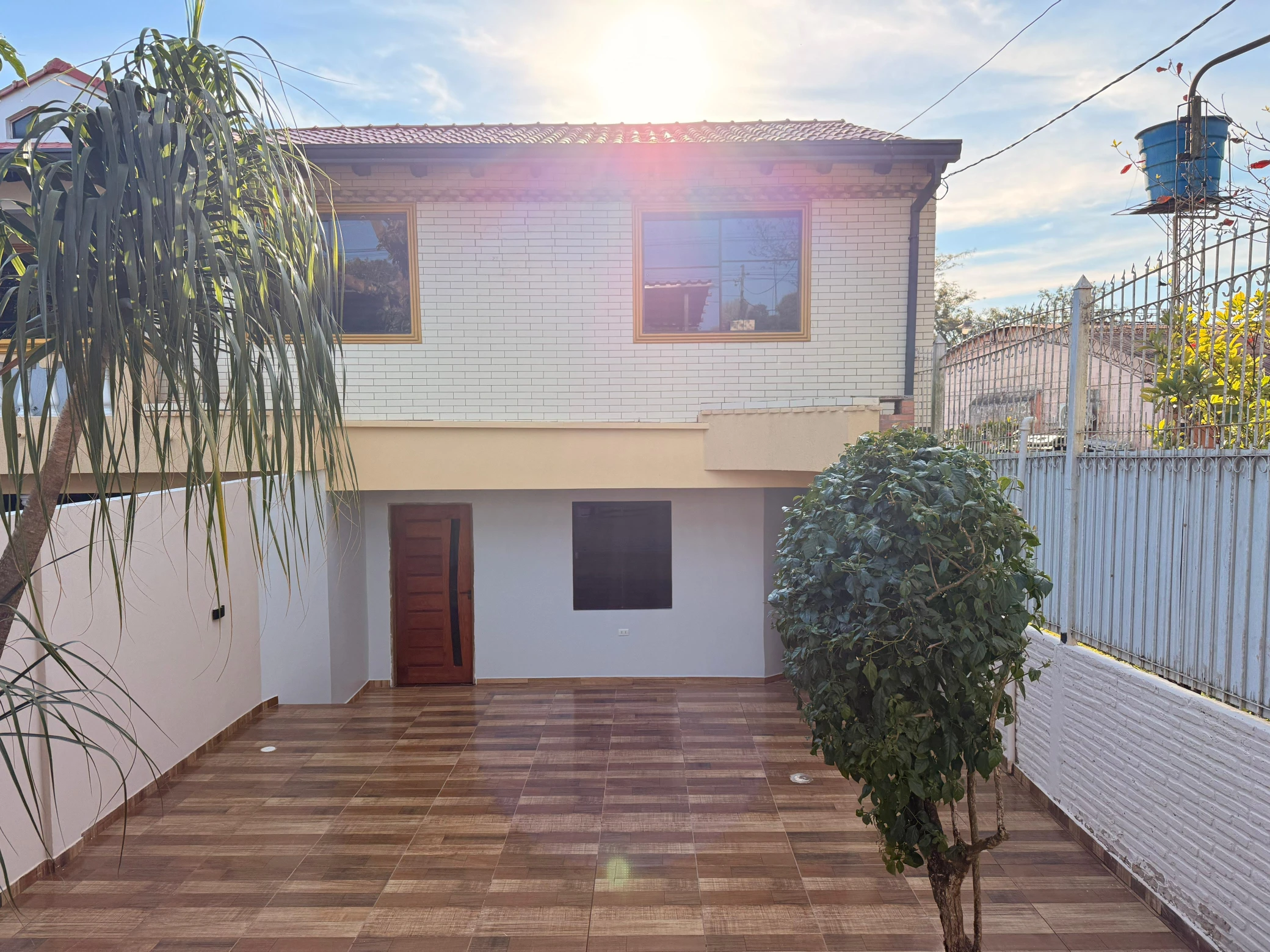 Hermosa casa frente al mar con acceso privado a la playa y piscina.