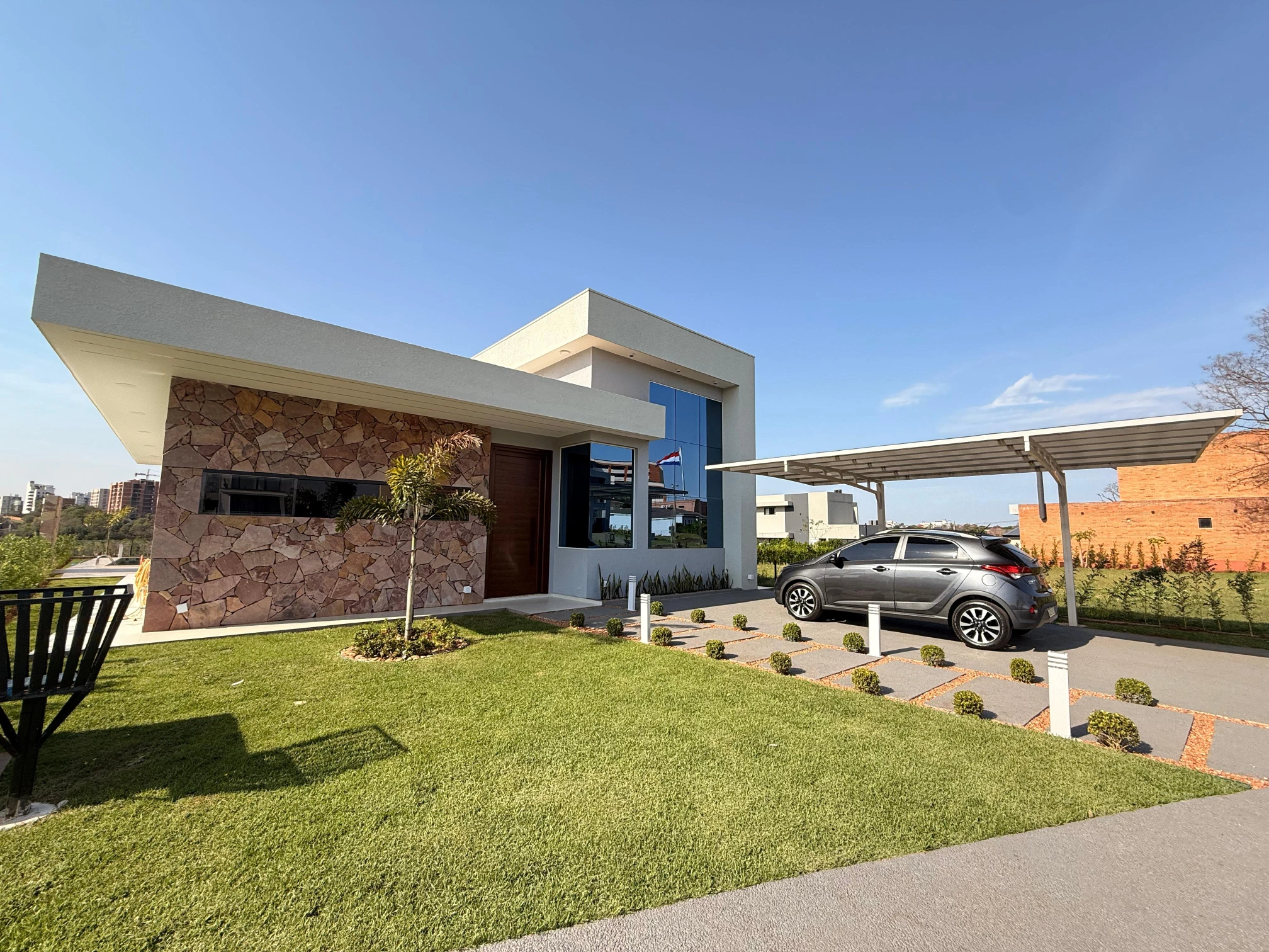 Hermosa casa frente al mar con acceso privado a la playa y piscina.