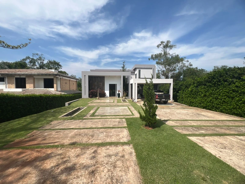 Hermosa casa frente al mar con acceso privado a la playa y piscina.