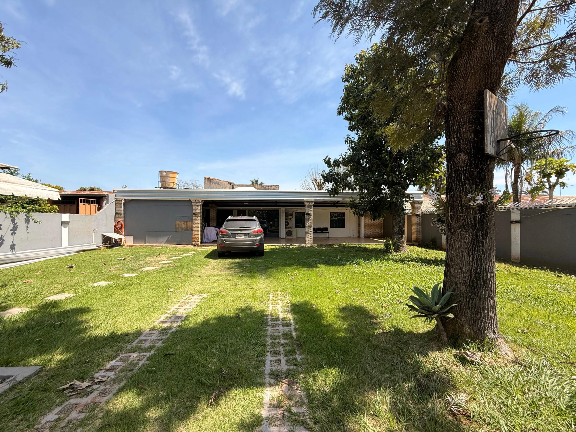 Hermosa casa frente al mar con acceso privado a la playa y piscina.