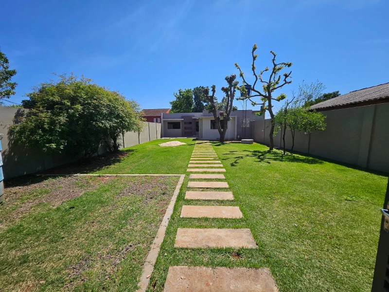 Hermosa casa frente al mar con acceso privado a la playa y piscina.