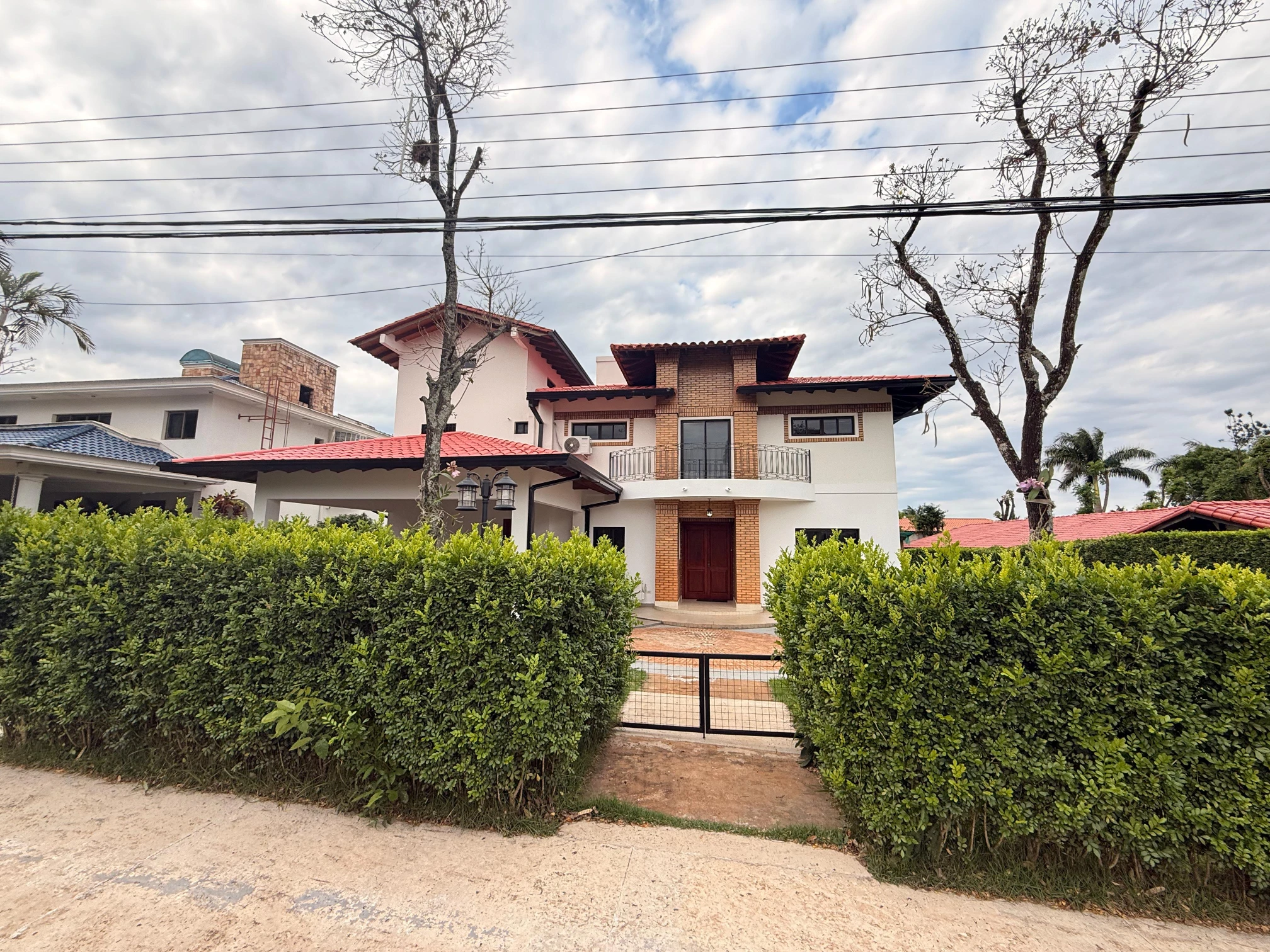 Hermosa casa frente al mar con acceso privado a la playa y piscina.