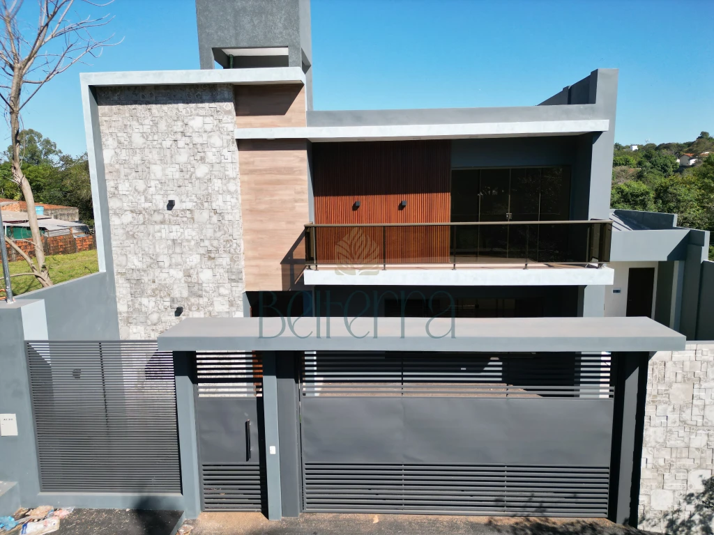 Hermosa casa frente al mar con acceso privado a la playa y piscina.