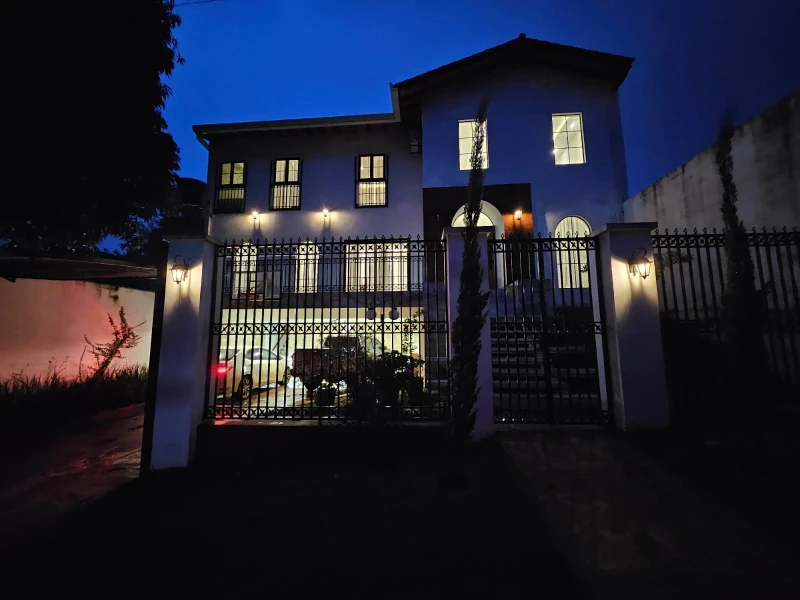 Hermosa casa frente al mar con acceso privado a la playa y piscina.
