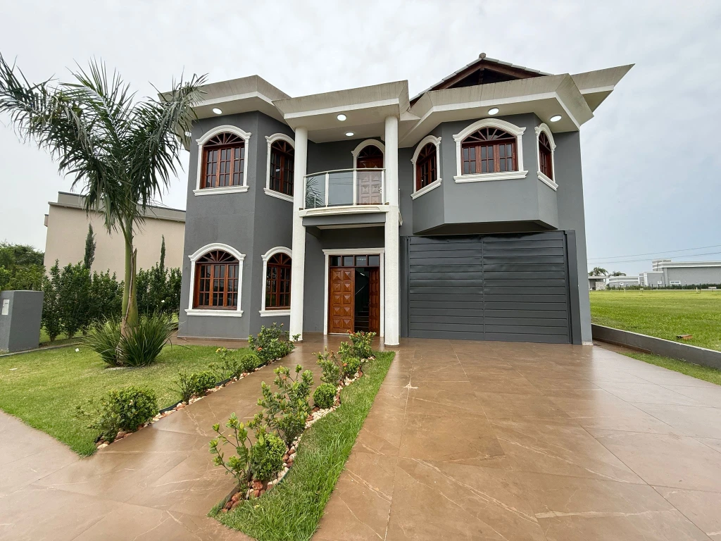 Hermosa casa frente al mar con acceso privado a la playa y piscina.