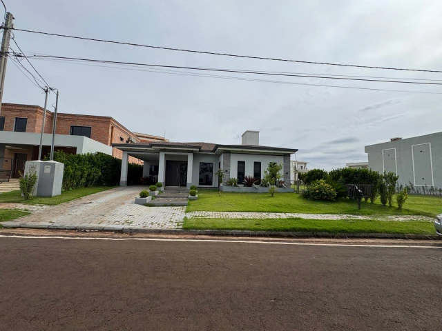Hermosa casa frente al mar con acceso privado a la playa y piscina.