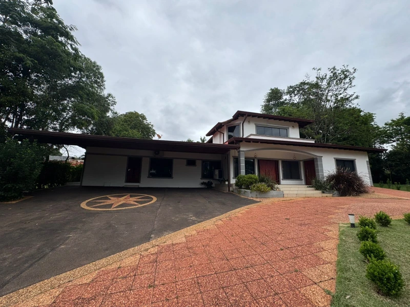 Hermosa casa frente al mar con acceso privado a la playa y piscina.