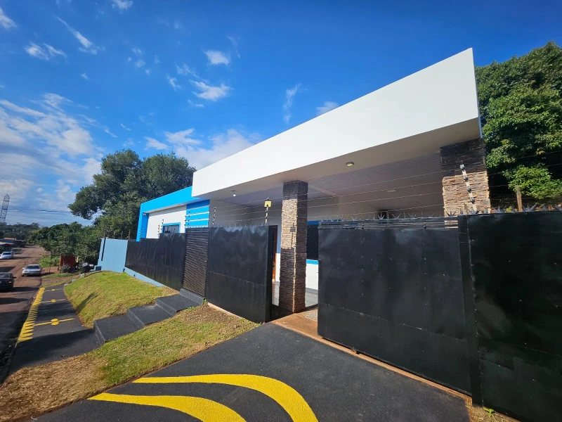 Hermosa casa frente al mar con acceso privado a la playa y piscina.