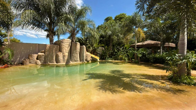 Hermosa casa frente al mar con acceso privado a la playa y piscina.