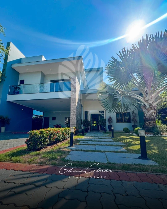 Hermosa casa frente al mar con acceso privado a la playa y piscina.