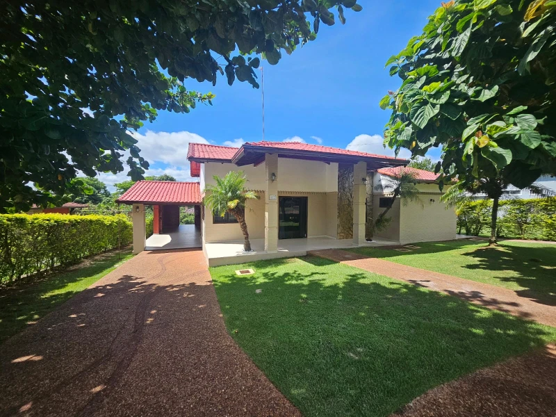 Hermosa casa frente al mar con acceso privado a la playa y piscina.