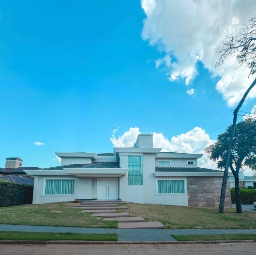 Hermosa casa frente al mar con acceso privado a la playa y piscina.