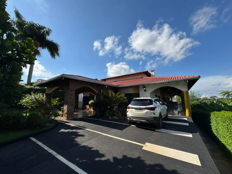 Hermosa casa frente al mar con acceso privado a la playa y piscina.