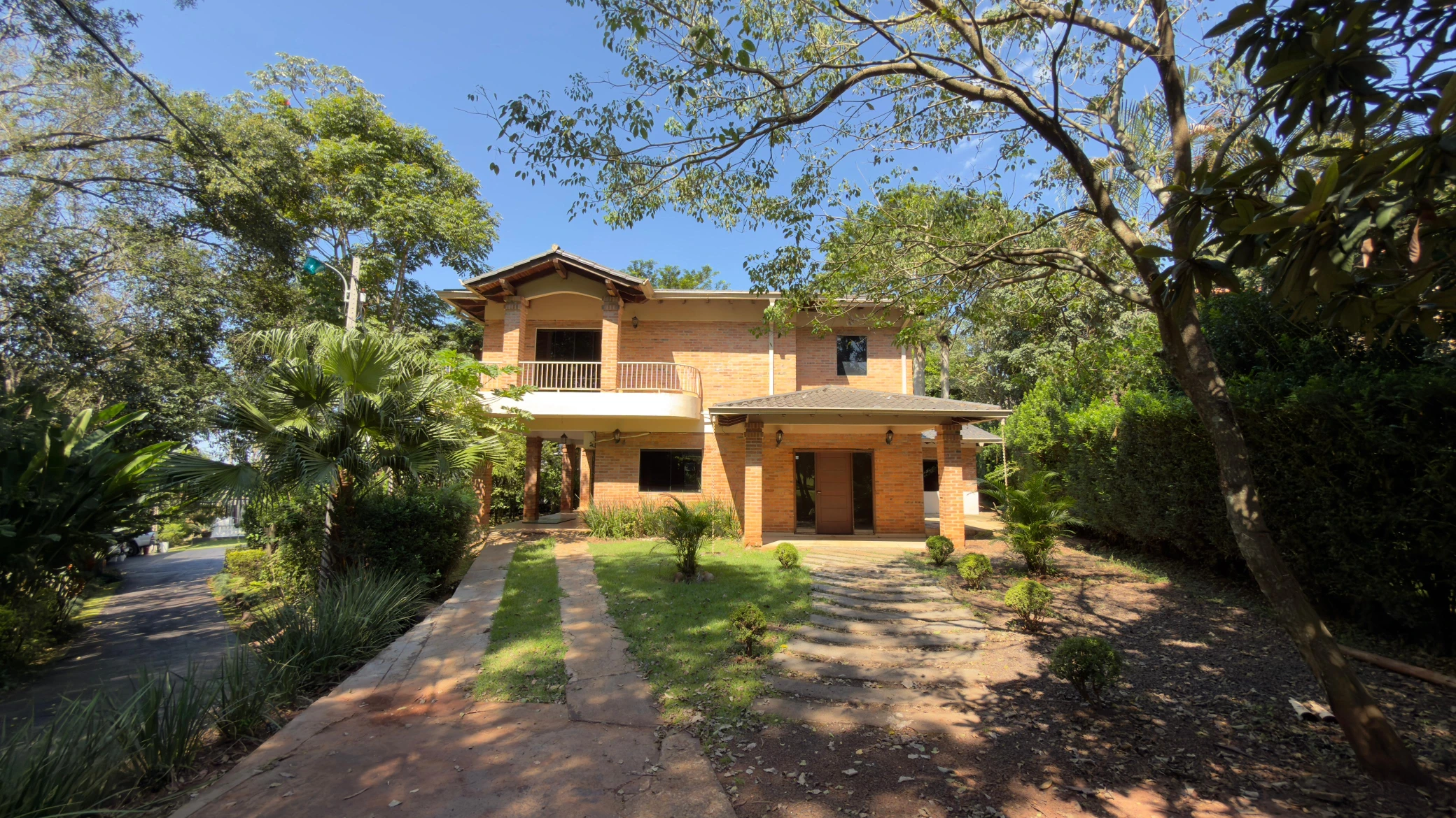 Hermosa casa frente al mar con acceso privado a la playa y piscina.