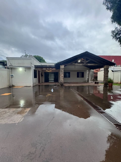 Hermosa casa frente al mar con acceso privado a la playa y piscina.