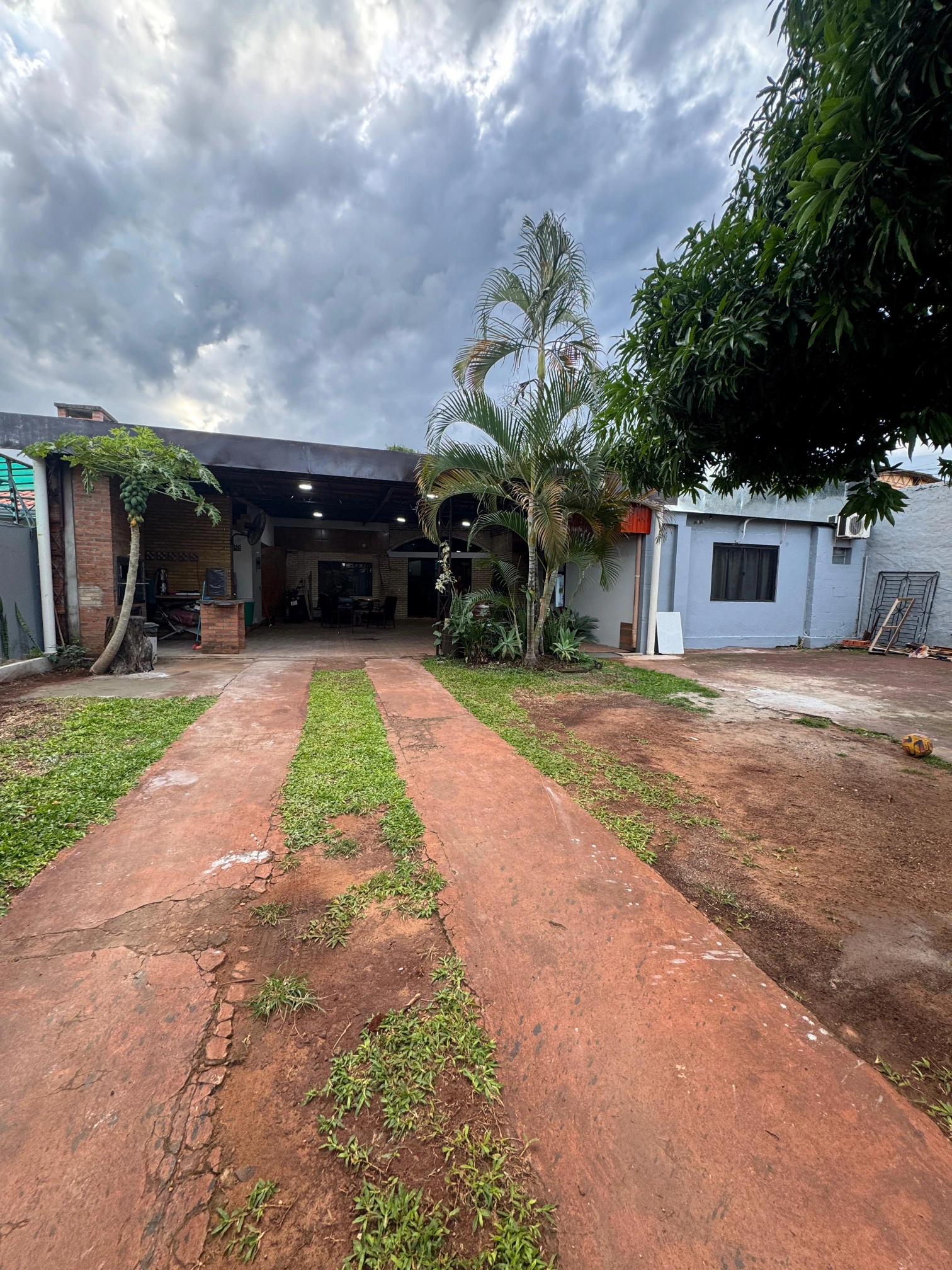Hermosa casa frente al mar con acceso privado a la playa y piscina.