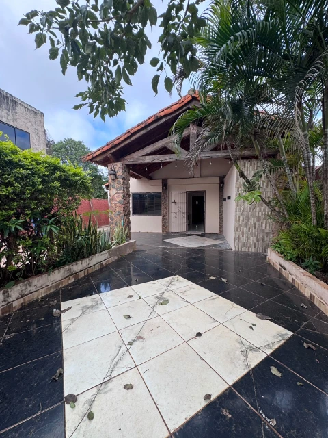 Hermosa casa frente al mar con acceso privado a la playa y piscina.