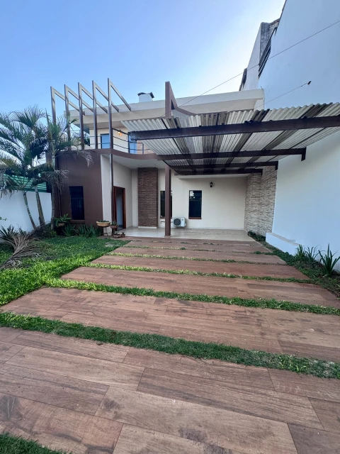 Hermosa casa frente al mar con acceso privado a la playa y piscina.