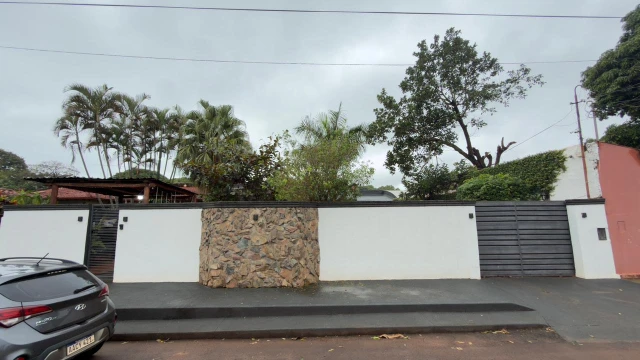 Hermosa casa frente al mar con acceso privado a la playa y piscina.