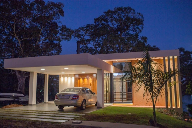 Hermosa casa frente al mar con acceso privado a la playa y piscina.