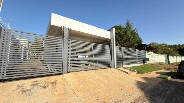 Hermosa casa frente al mar con acceso privado a la playa y piscina.