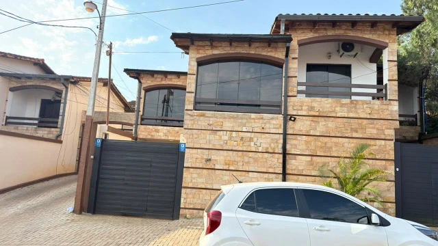 Hermosa casa frente al mar con acceso privado a la playa y piscina.