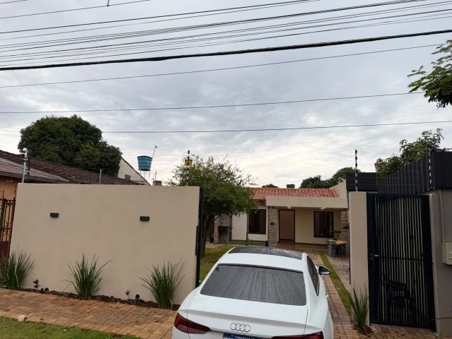 Hermosa casa frente al mar con acceso privado a la playa y piscina.